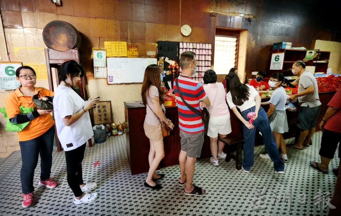 一年一度观音开库日 男信女庙宇借库还库 香火鼎盛