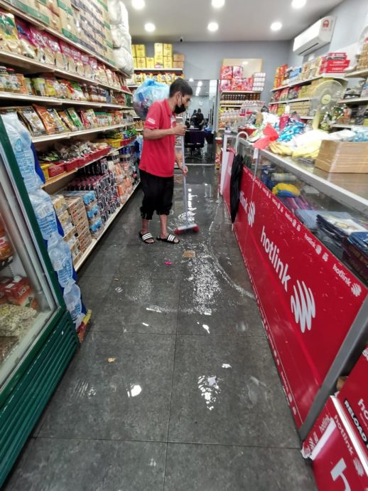 万挠后街水灾 逾20间受灾
