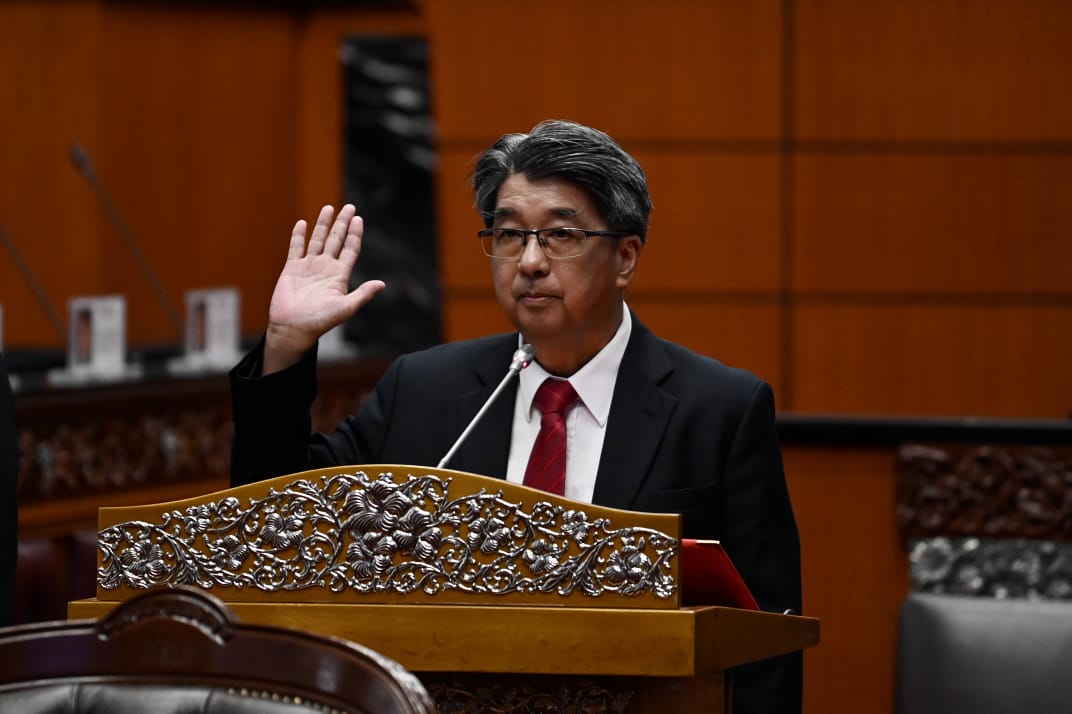 上议院/古乃光宣誓连任