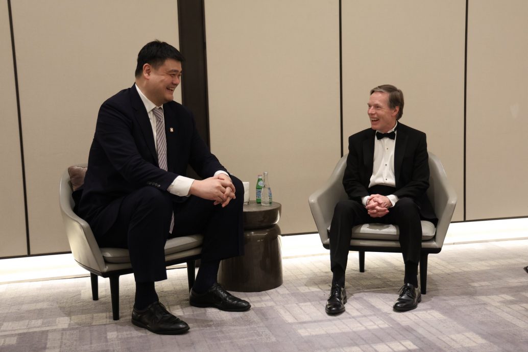 与姚明会面 美驻华大使:篮球是联系美中人民桥梁