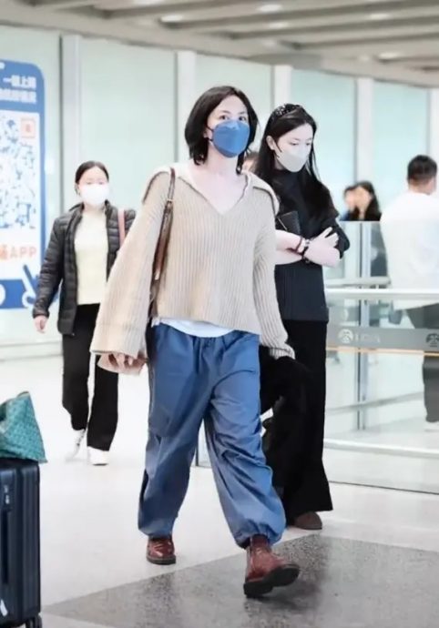 与李嫣机场同框被拍 王菲呆萌样再掀热议