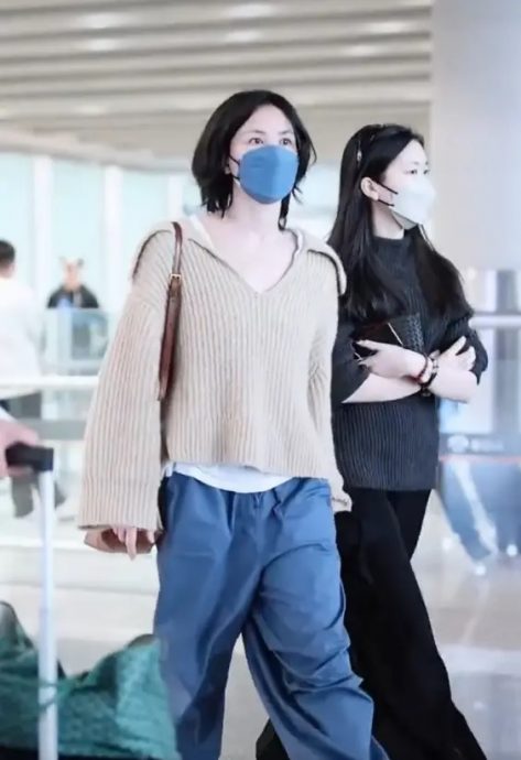 与李嫣机场同框被拍 王菲呆萌样再掀热议