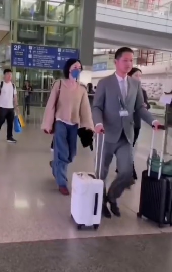 与李嫣机场同框被拍 王菲呆萌样再掀热议