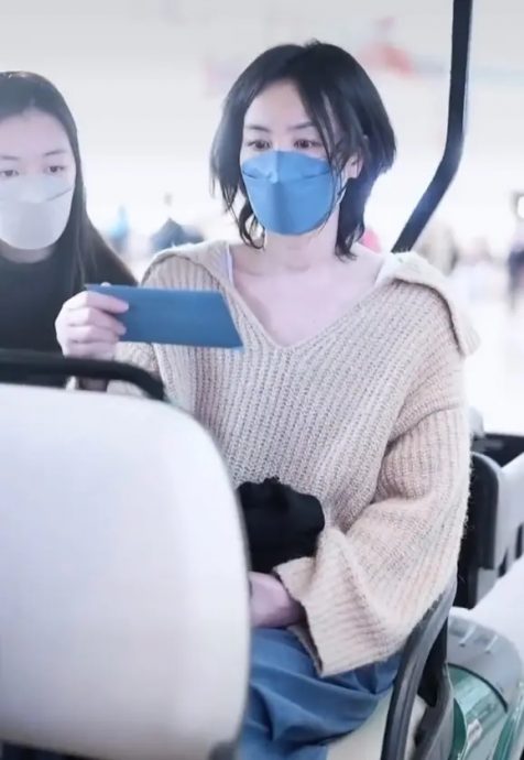 与李嫣机场同框被拍 王菲呆萌样再掀热议