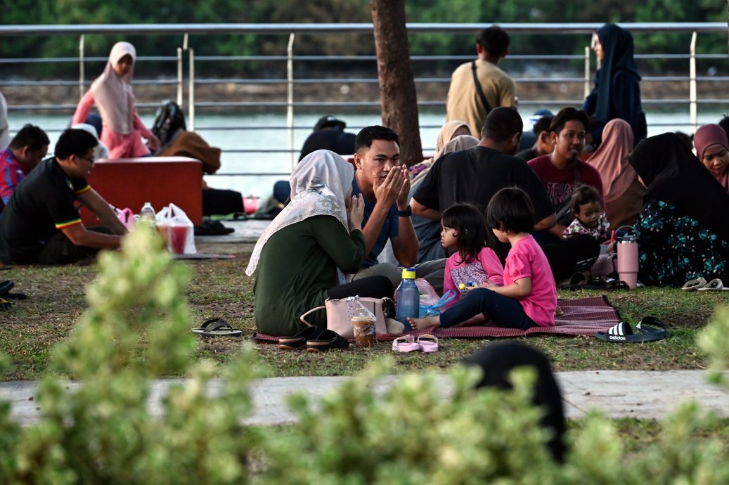 东: 在夕阳和瓜登开关大桥的映衬下，瓜登民众齐聚在全景广场共享开斋晚餐。