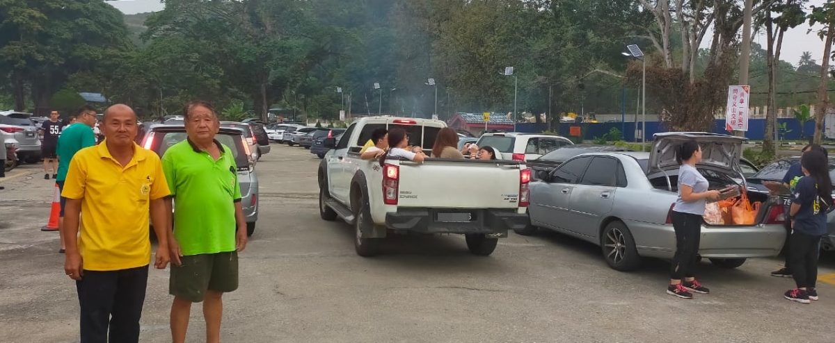 东2:天气热一大早扫墓