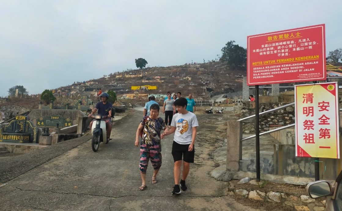 东2:天气热一大早扫墓