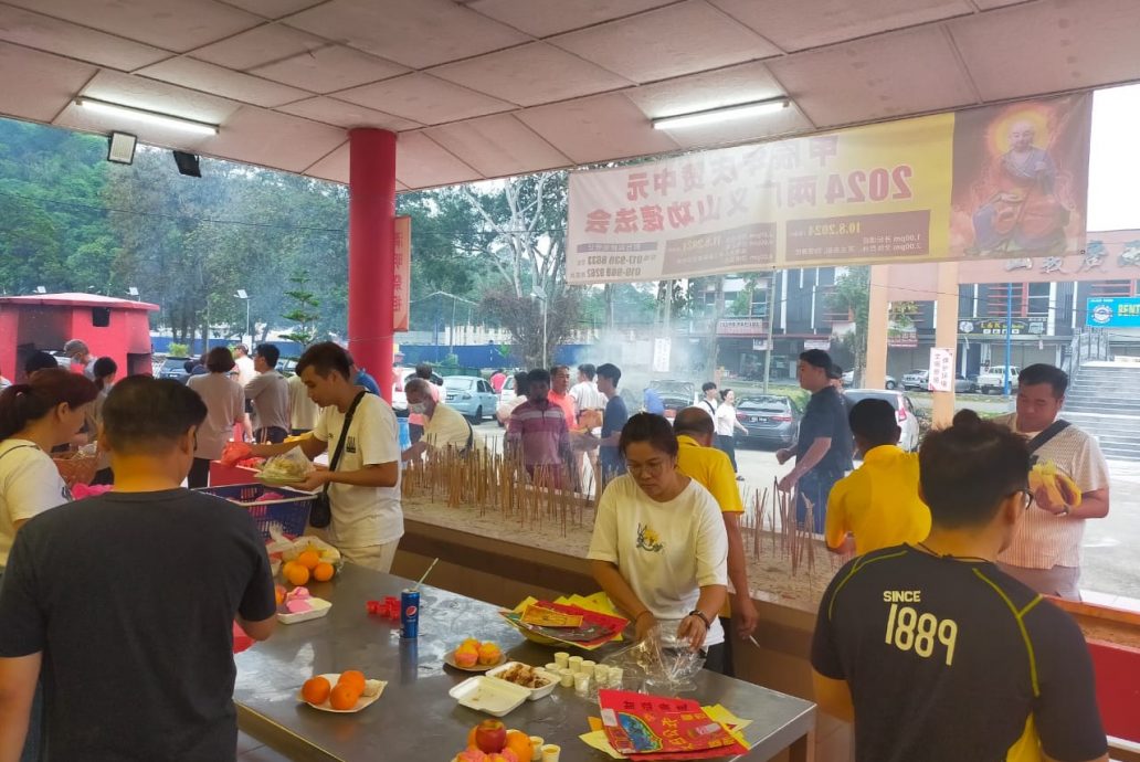 东2:天气热一大早扫墓