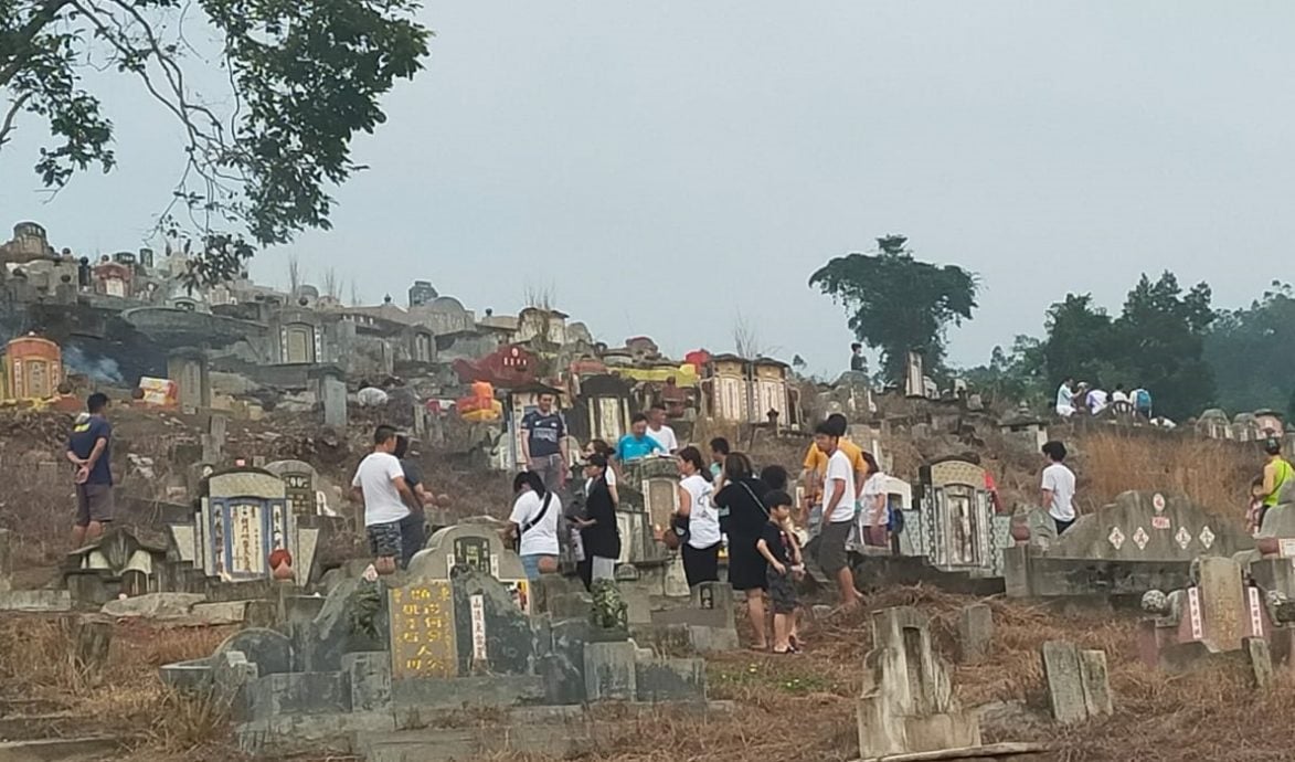 东2:天气热一大早扫墓