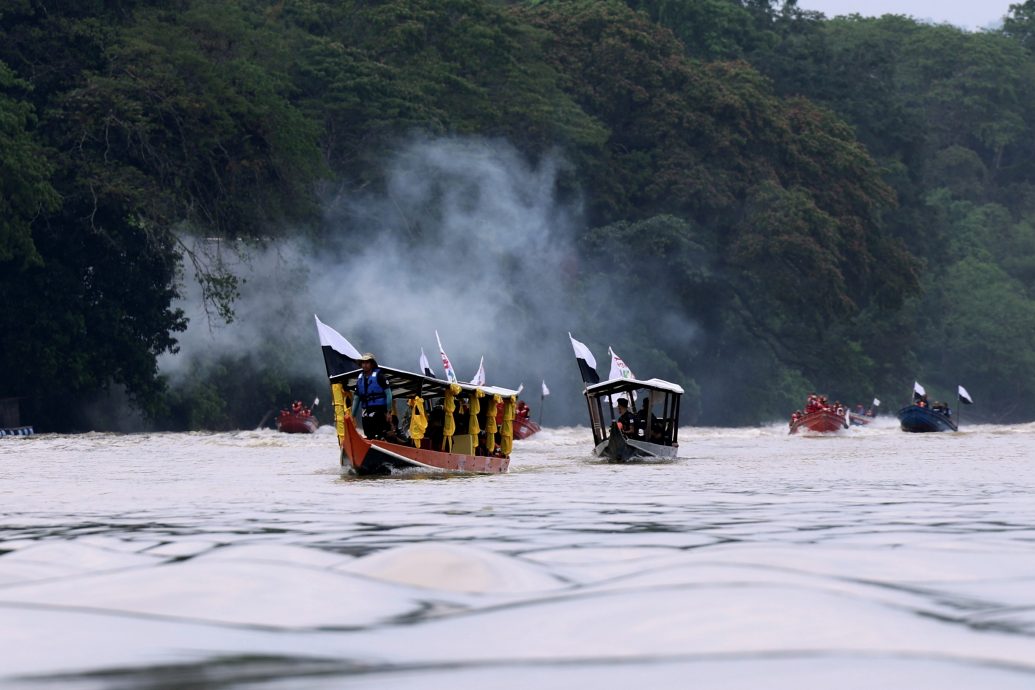 东4:彭王储率队伐舟跨6县获得民众热烈欢迎