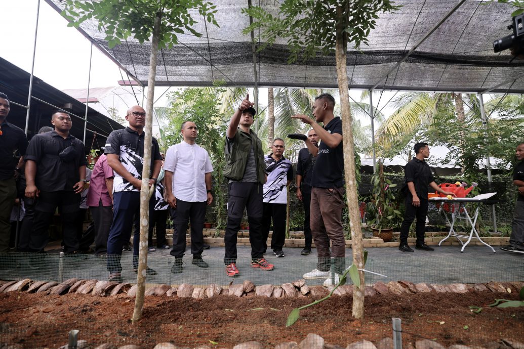 东4:彭王储率队伐舟跨6县获得民众热烈欢迎