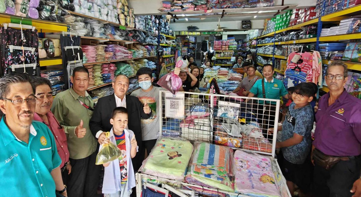 东：伊斯兰党哥打拉玛服务中心今日送出近100套校服给哥打峇鲁中正中小学、中华中小学和培植小学的受惠学生。