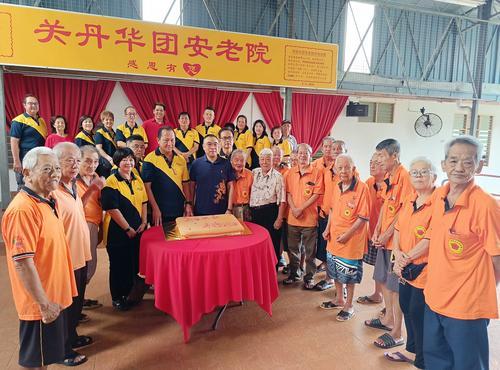 东:关丹兴安会馆为安老院烹煮兴化面线古早蛋糕