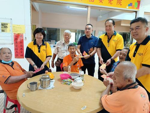 东:关丹兴安会馆为安老院烹煮兴化面线古早蛋糕