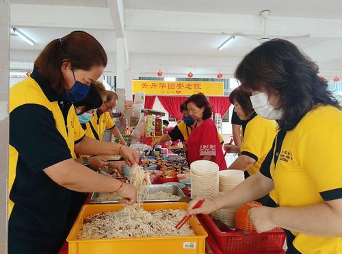 东:关丹兴安会馆为安老院烹煮兴化面线古早蛋糕