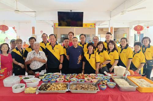 东:关丹兴安会馆为安老院烹煮兴化面线古早蛋糕