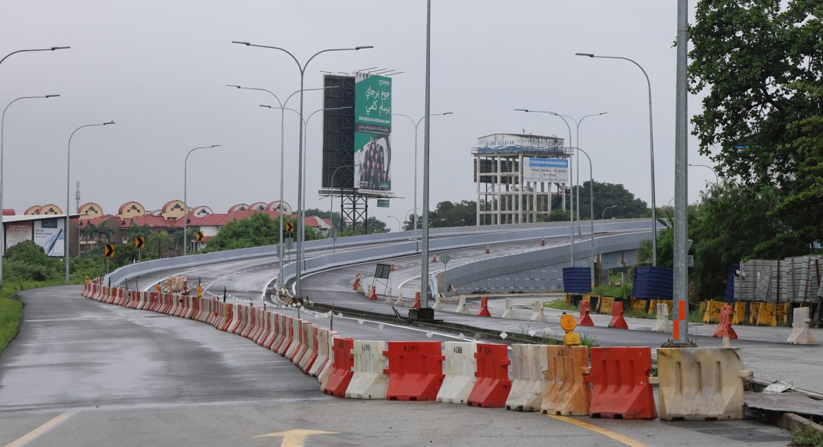 东:关丹武吉士东阁绕道高架天桥4月1日正式通车。