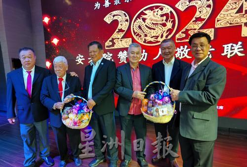 东:华总永久名誉会长丹斯里方天兴希望政府,能够为民间各民族所建立或经营的非营利慈善机构或福利组织,提供必要的实际协助