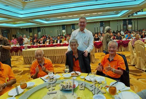 东:华总永久名誉会长丹斯里方天兴希望政府,能够为民间各民族所建立或经营的非营利慈善机构或福利组织,提供必要的实际协助