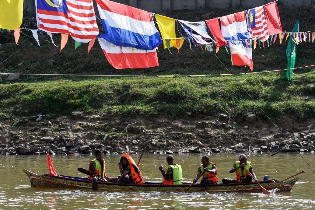 东:哥乐河举办划彩绘渔船赛,加强马泰两国关系。