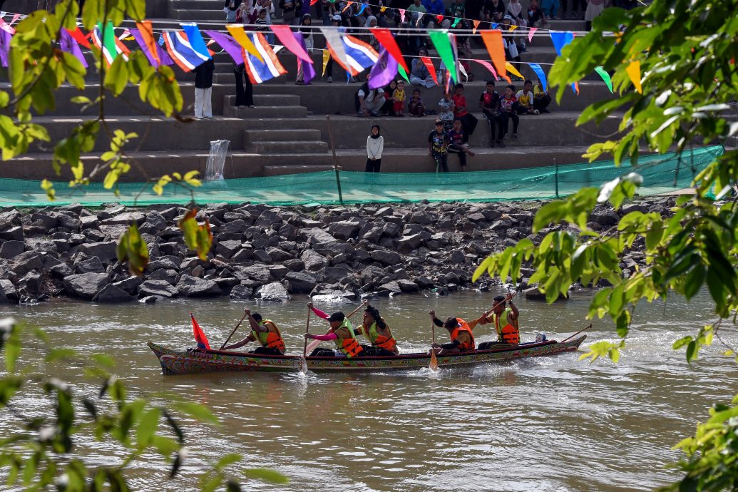东:哥乐河举办划彩绘渔船赛,加强马泰两国关系。