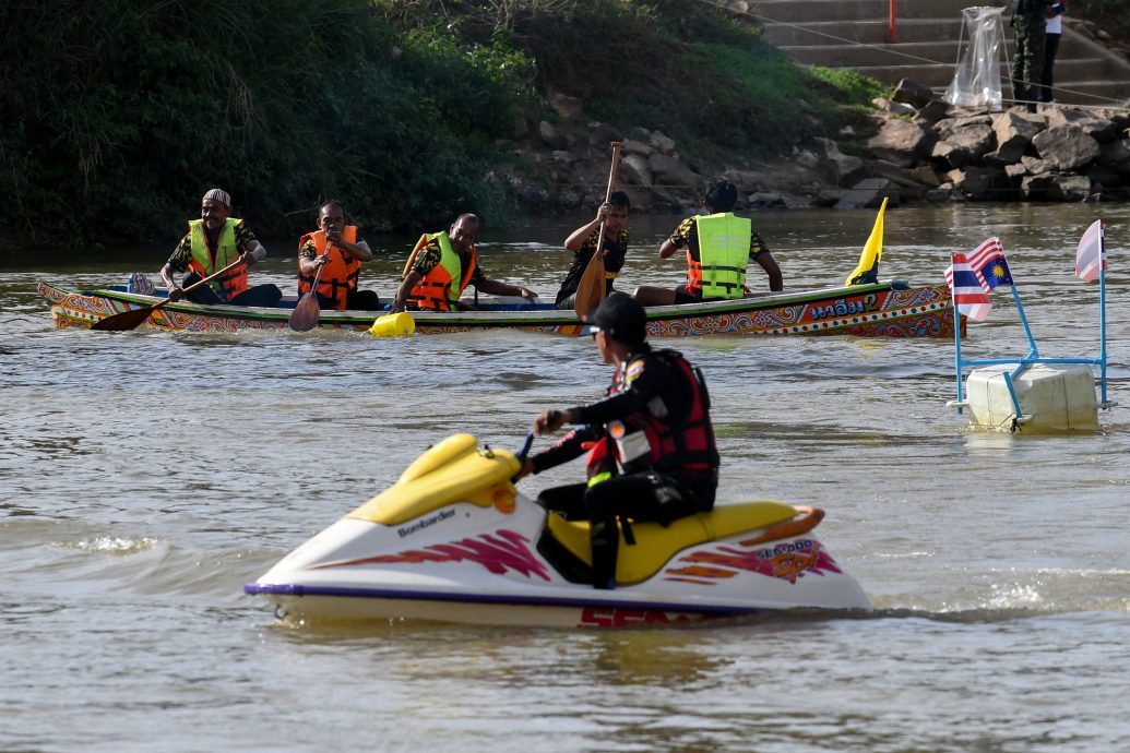 东:哥乐河举办划彩绘渔船赛,加强马泰两国关系。