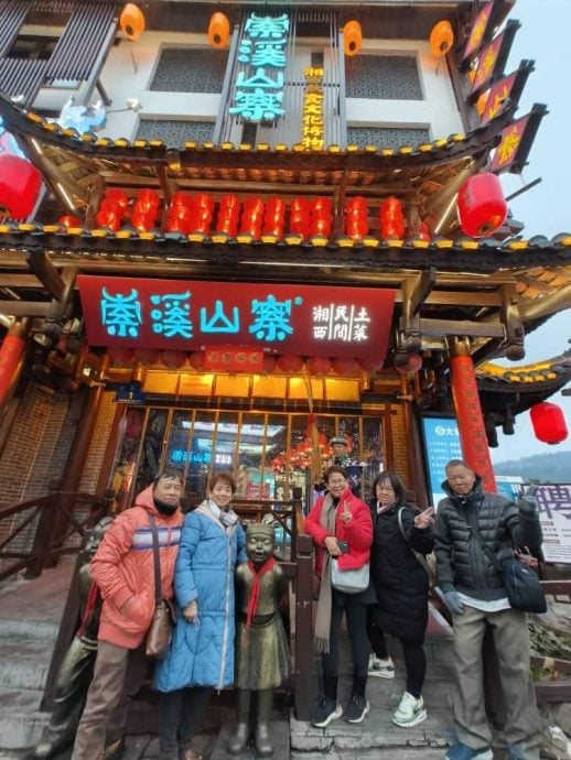 天气酷热难耐，人们纷纷前往云顶高原及北方国家避暑