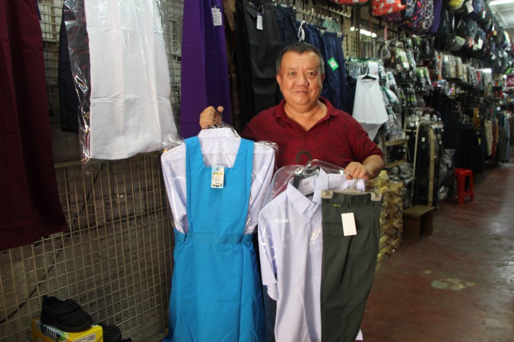 东:学校开学在即,家长纷纷前往成衣店为孩子选购校服、校鞋及书包