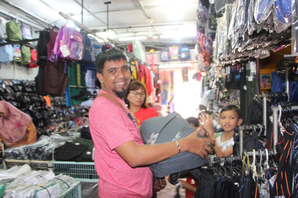 东:学校开学在即,家长纷纷前往成衣店为孩子选购校服、校鞋及书包