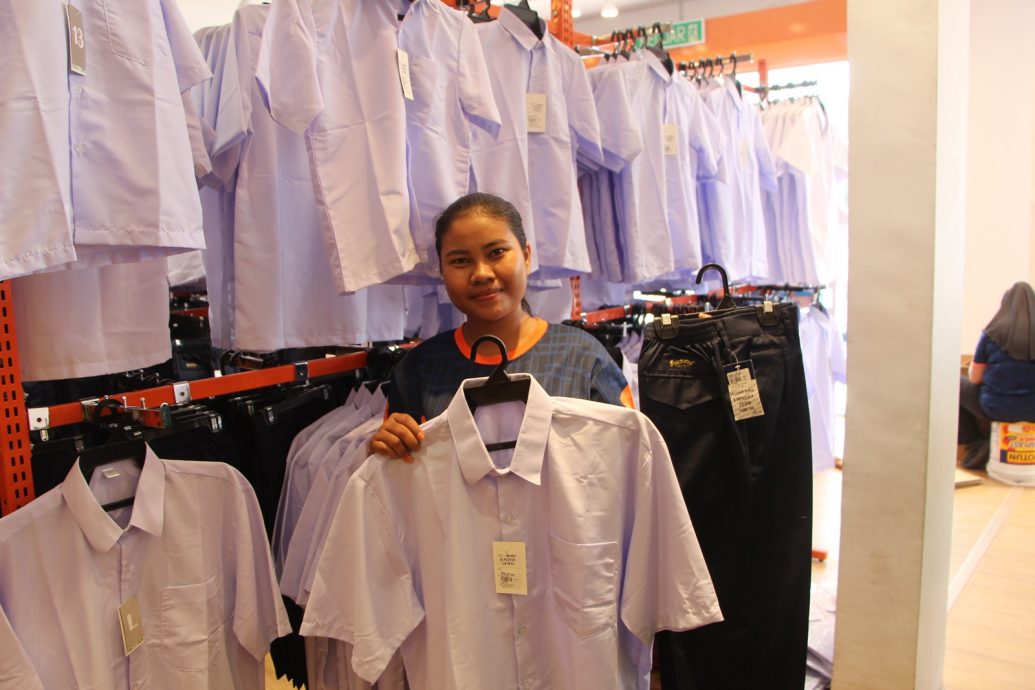 东:学校开学在即,家长纷纷前往成衣店为孩子选购校服、校鞋及书包