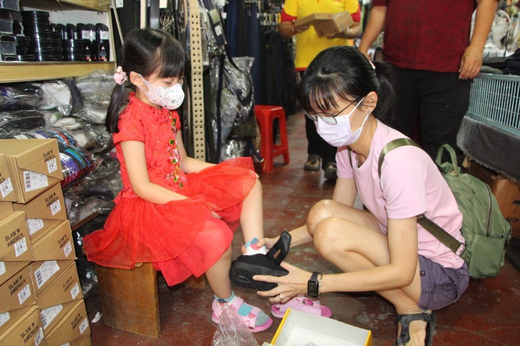 东:学校开学在即,家长纷纷前往成衣店为孩子选购校服、校鞋及书包
