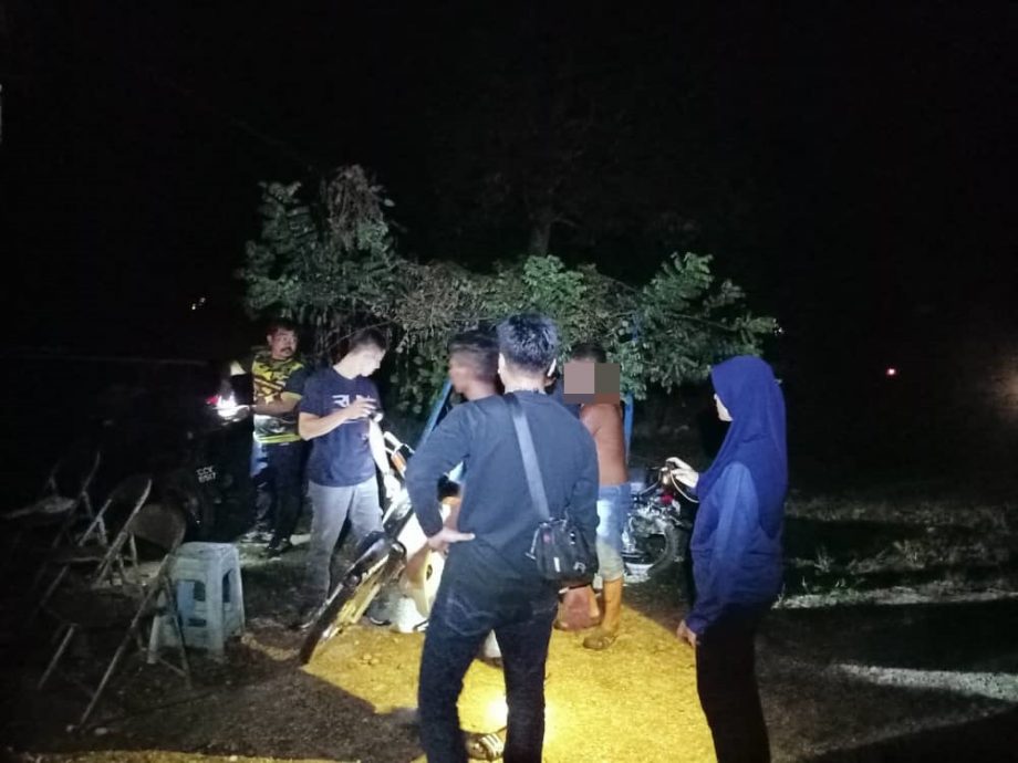 东:彭州警方在全彭11个县的土展区贩毒黑区,进行为期10天的毒品大扫荡行动