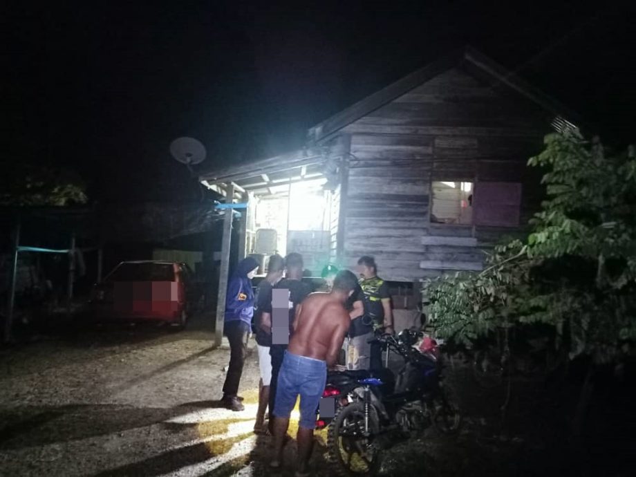 东:彭州警方在全彭11个县的土展区贩毒黑区,进行为期10天的毒品大扫荡行动