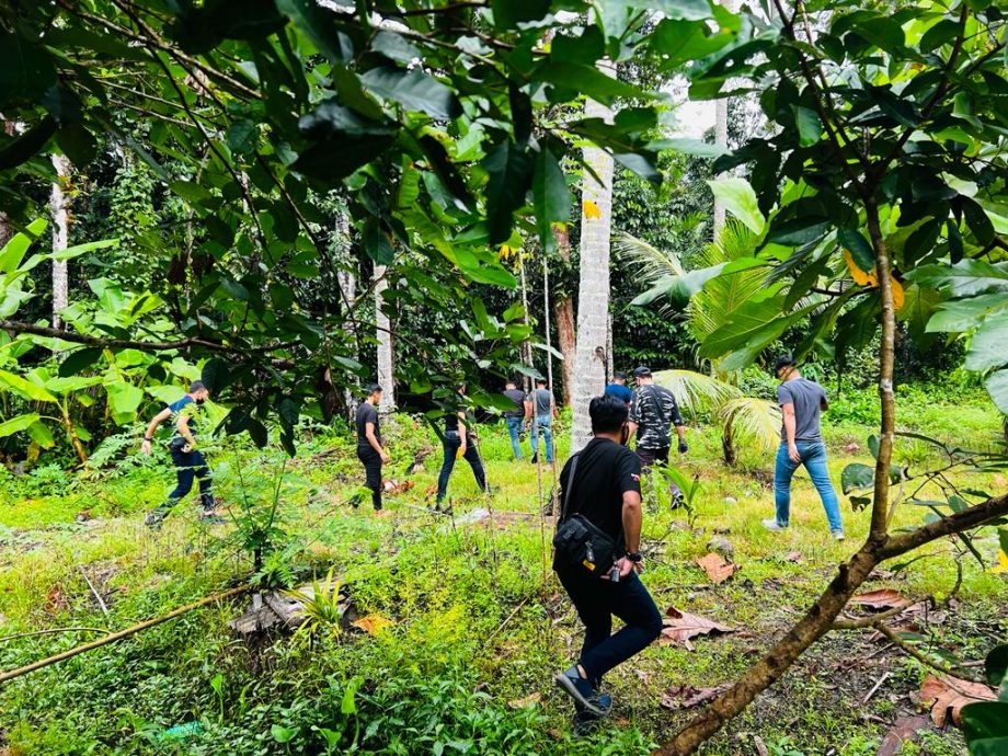 东:彭州警方在全彭11个县的土展区贩毒黑区,进行为期10天的毒品大扫荡行动