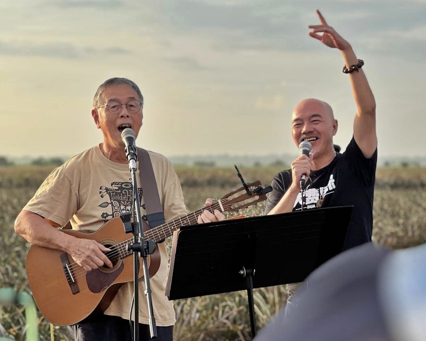 东:我国资深音乐人周金亮和张盛德组成的“大费周张”组合将于本月22日参与全丹华校原创校园专辑《宇宙的彩虹》演唱会,23日主持音乐创作工作坊。他们准备了超过20首歌曲与丹州歌迷及知音们相见。