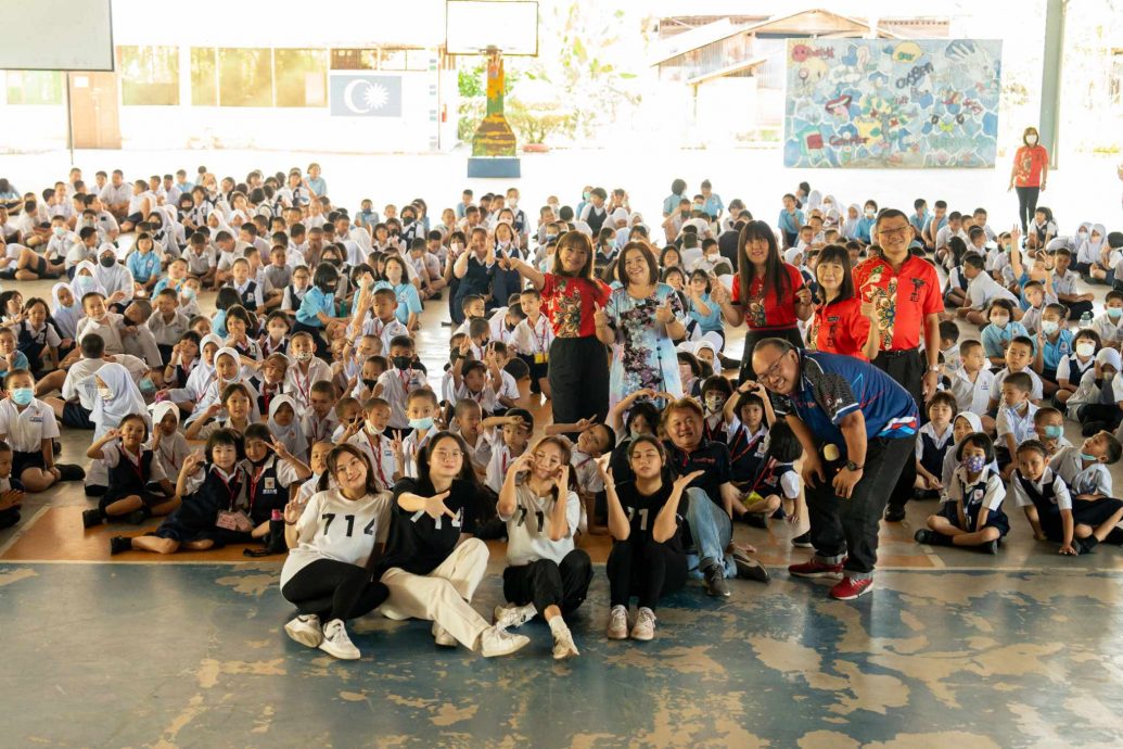 东:我国资深音乐人周金亮和张盛德组成的“大费周张”组合将于本月22日参与全丹华校原创校园专辑《宇宙的彩虹》演唱会,23日主持音乐创作工作坊。他们准备了超过20首歌曲与丹州歌迷及知音们相见。