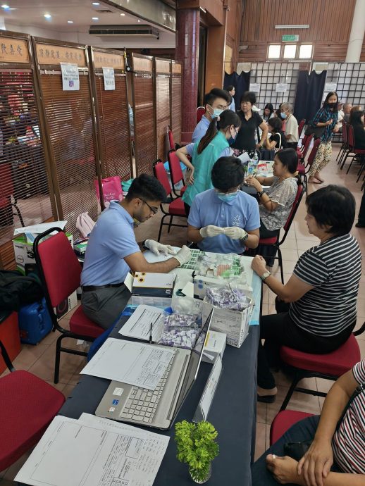 东:无语良师学院医疗团队义诊活动今天进驻哥市,获得市民热烈响应,全场爆满。