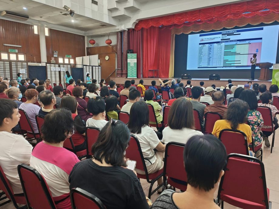 东：无语良师学院医疗团队义诊活动今天进驻哥市，获得市民热烈响应，全场爆满。