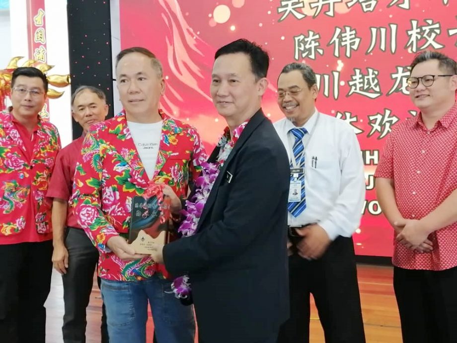 东:校长陈伟川荣休,培才华小师生董家协办“川越龙年”欢送。