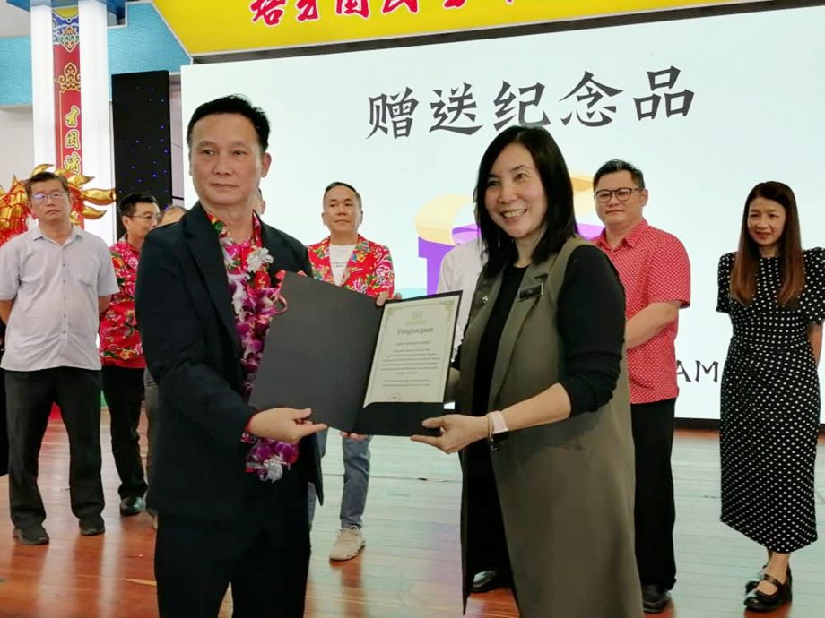 东:校长陈伟川荣休,培才华小师生董家协办“川越龙年”欢送。