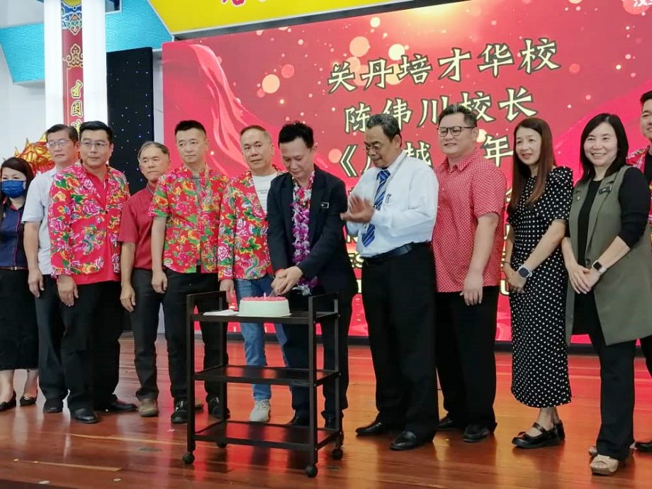 东:校长陈伟川荣休,培才华小师生董家协办“川越龙年”欢送。