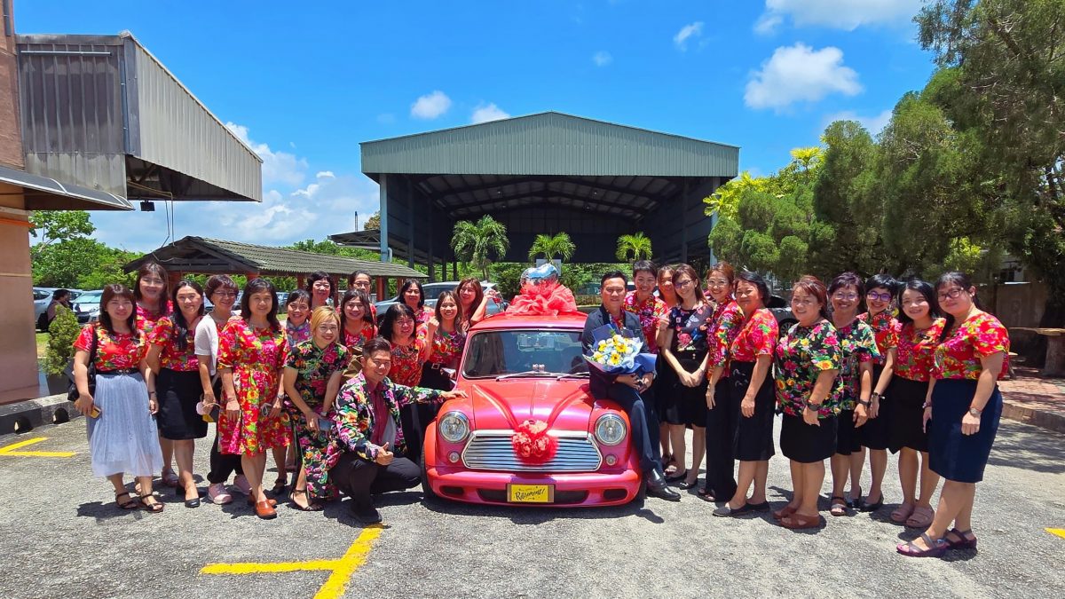 东:校长陈伟川荣休,培才华小师生董家协办“川越龙年”欢送。