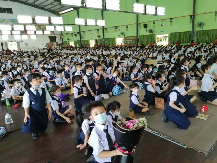 东:校长陈伟川荣休,培才华小师生董家协办“川越龙年”欢送。