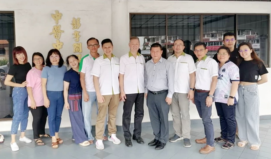 东：许为岸：政府豁免向中医征8％服务税，减轻人民医疗负担。
