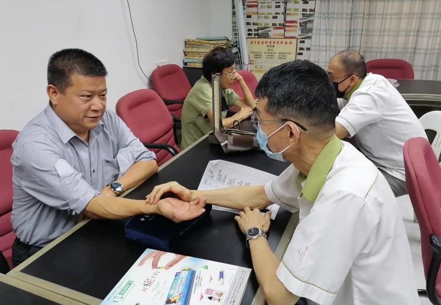 东:许为岸:政府豁免向中医征8%服务税,减轻人民医疗负担。