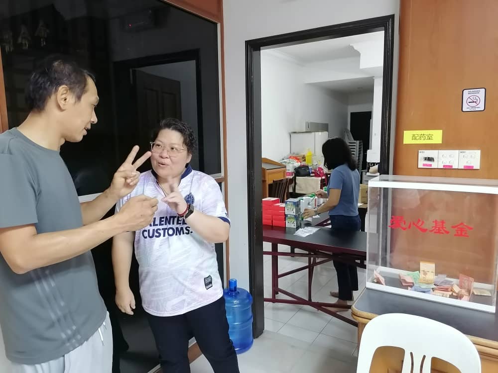 东:许为岸:政府豁免向中医征8%服务税,减轻人民医疗负担。
