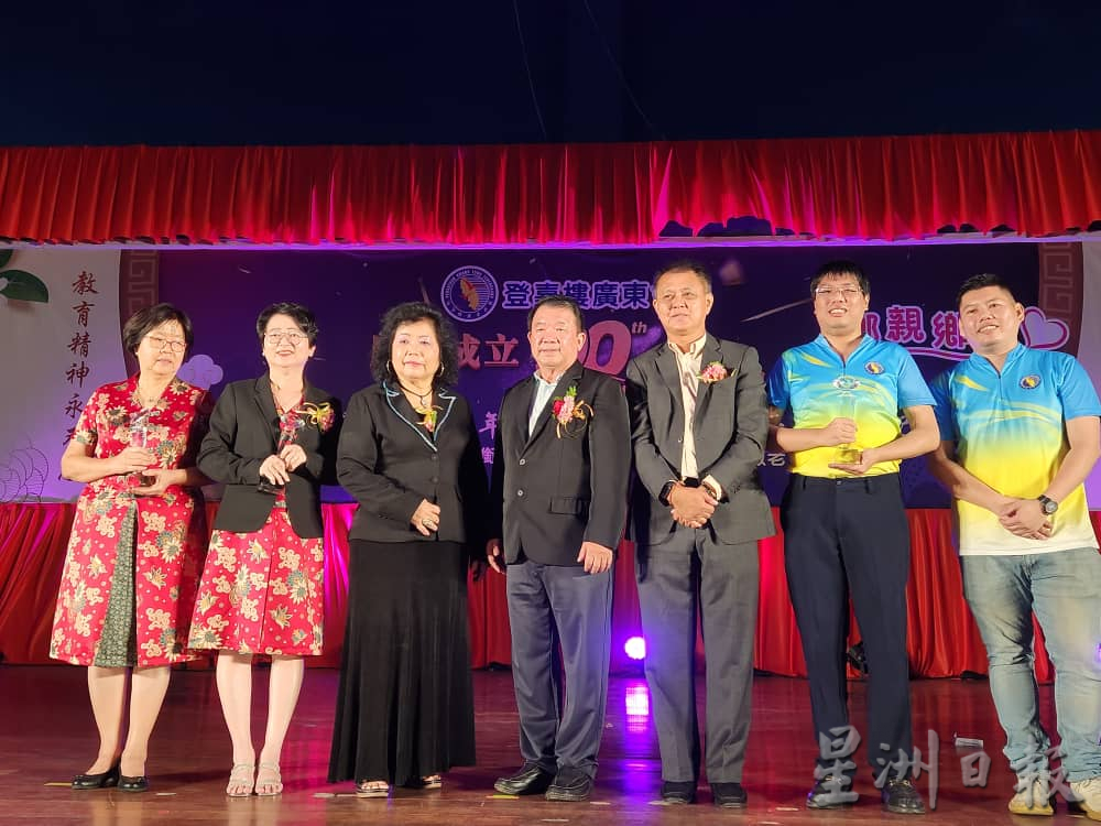 东：马来西亚广东会馆联合会署理总会长拿督陈治年表示，成日纠结在种族和宗教差异漩涡的政客让马来西亚的前进和发展处于“空转”状态。