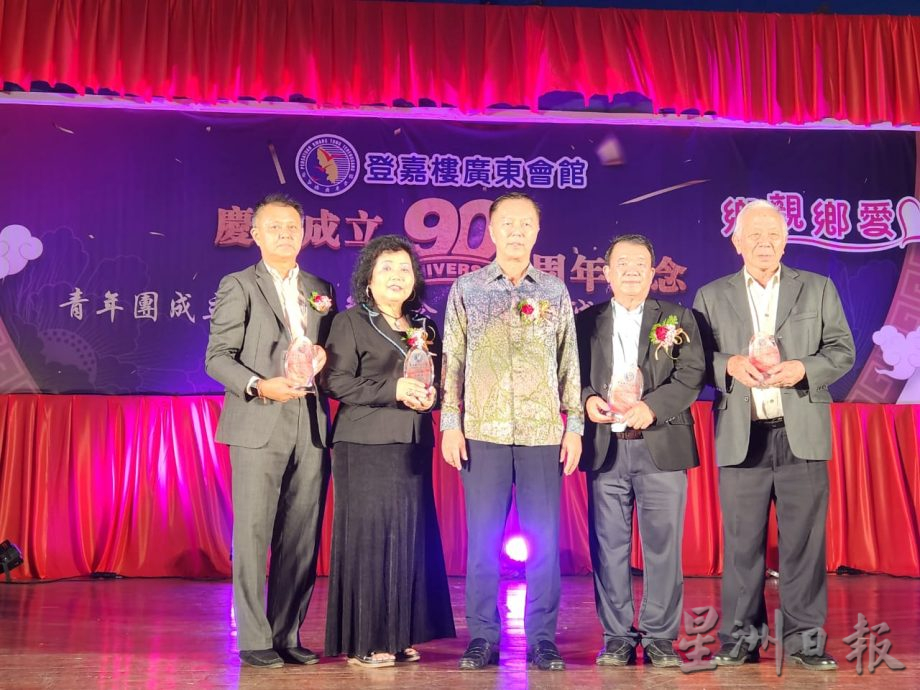 东：马来西亚广东会馆联合会署理总会长拿督陈治年表示，成日纠结在种族和宗教差异漩涡的政客让马来西亚的前进和发展处于“空转”状态。