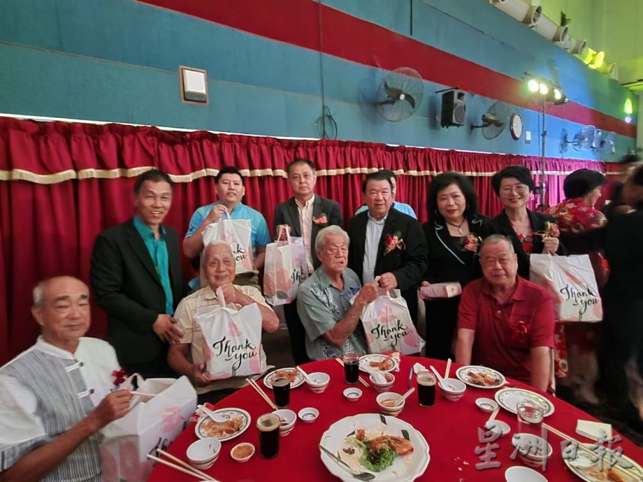 东:马来西亚广东会馆联合会署理总会长拿督陈治年表示,成日纠结在种族和宗教差异漩涡的政客让马来西亚的前进和发展处于“空转”状态。