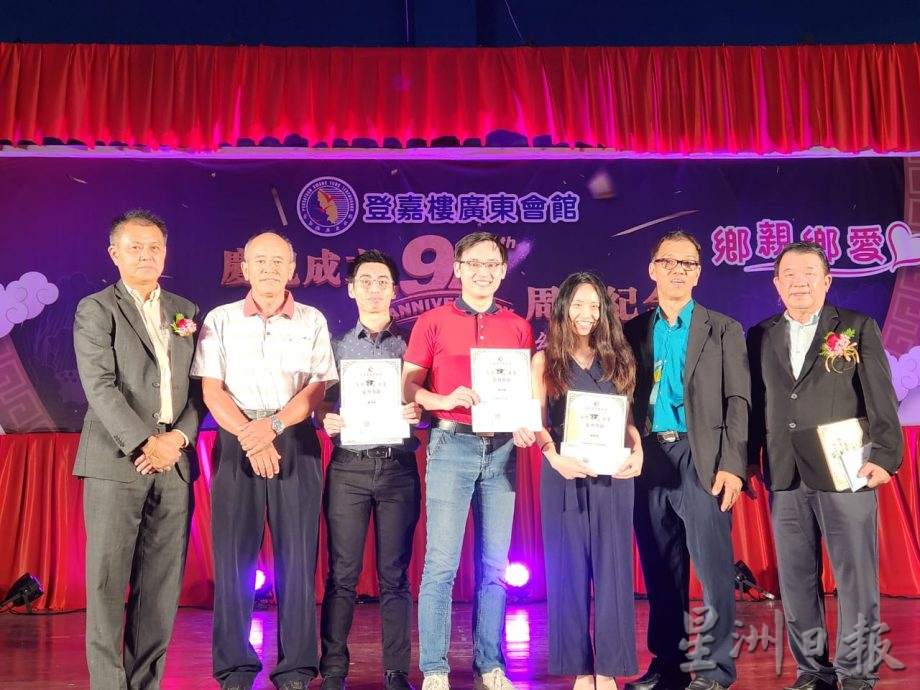 东:马来西亚广东会馆联合会署理总会长拿督陈治年表示,成日纠结在种族和宗教差异漩涡的政客让马来西亚的前进和发展处于“空转”状态。